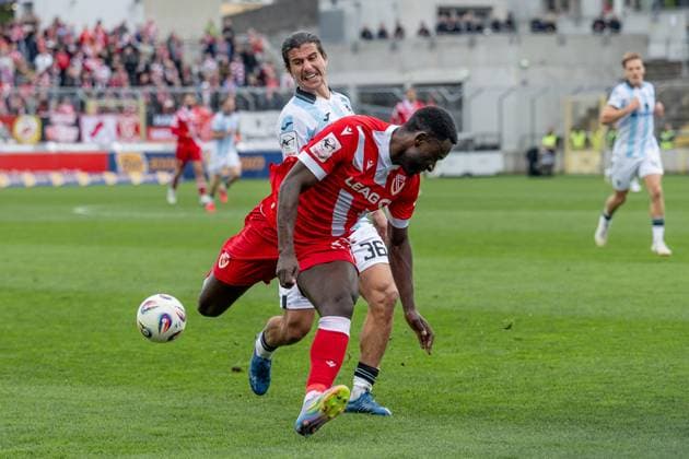 Kampf um den Ball Zweikampf zwischen Tunay Deniz (TSV 1860 Muenchen, 36) und Merveille Biankadi (FC Energie Cottbus, 37) GER, TSV 1860 Muenchen vs. FC Energie Cottbus, Fussball, 3. Bundesliga, 13. Spieltag, Saison 2025 2026, 01.11.2025. (DFL DFB REGULATIONS PROHIBIT ANY USE OF PHOTOGRAPHS as IMAGE SEQUENCES and or QUASI-VIDEO). GER, TSV 1860 Muenchen vs. FC Energie Cottbus, Fussball, 3. Bundesliga, 13. Spieltag, Saison 2025 2026, 01.11.2025. Muenchen Copyright: xEibner-Pressefoto HeikexFeinerx EP_HFR
