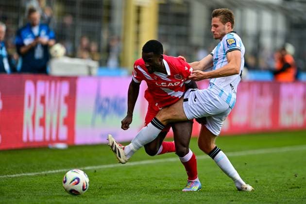 v.li.: Merveille Biankadi (Cottbus, 37) Siemen Voet (TSV 1860, 3) im Zweikampf, Duell, duel, tackle, Dynamik, Action, Aktion, 01.11.2025, München (Deutschland), Fussball, 3. Liga, TSV 1860 München - FC Energie Cottbus, DFB DFL REGULATIONS PROHIBIT ANY USE OF PHOTOGRAPHS AS IMAGE SEQUENCES AND OR QUASI-VIDEO.