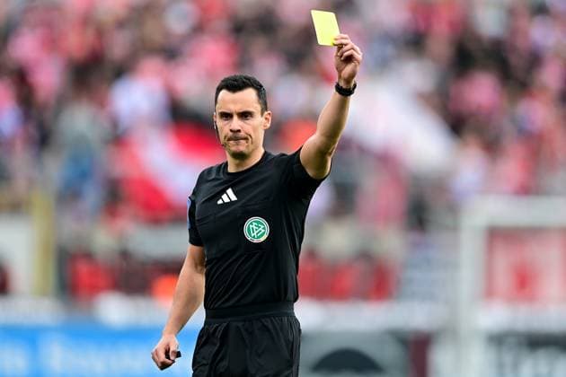 Konrad Oldhafer (Schiedsrichter, Referee) zeigt die Gelbe Karte, Verwarnung, yellow card, Symbolfoto, 01.11.2025, München (Deutschland), Fussball, 3. Liga, TSV 1860 München - FC Energie Cottbus, DFB DFL REGULATIONS PROHIBIT ANY USE OF PHOTOGRAPHS AS IMAGE SEQUENCES AND OR QUASI-VIDEO.