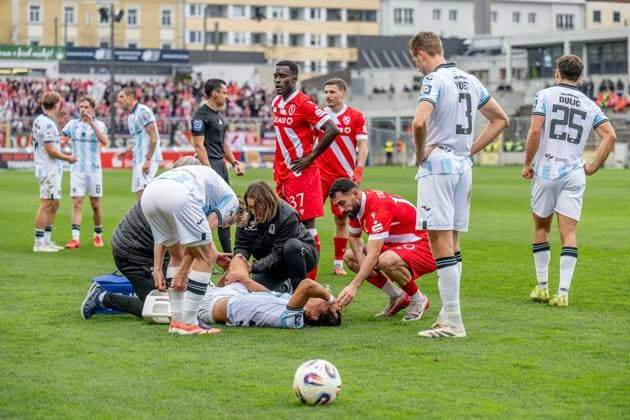 Die Betreuer und Tolcay Cigerci (FC Energie Cottbus, 10) kuemmern sich um Tunay Deniz (TSV 1860 Muenchen, 36), der nach einem Zweikampf mit Merveille Biankadi (FC Energie Cottbus, 37) angeschlagen auf dem Rasen liegt GER, TSV 1860 Muenchen vs. FC Energie Cottbus, Fussball, 3. Bundesliga, 13. Spieltag, Saison 2025 2026, 01.11.2025. (DFL DFB REGULATIONS PROHIBIT ANY USE OF PHOTOGRAPHS as IMAGE SEQUENCES and or QUASI-VIDEO). GER, TSV 1860 Muenchen vs. FC Energie Cottbus, Fussball, 3. Bundesliga, 13. Spieltag, Saison 2025 2026, 01.11.2025. Muenchen Copyright: xEibner-Pressefoto HeikexFeinerx EP_HFR