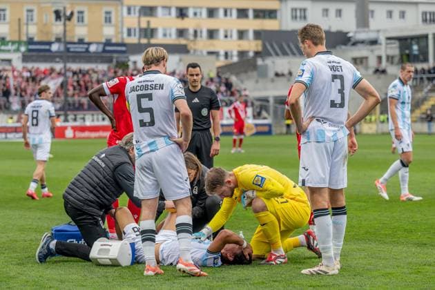 Die Betreuer kuemmern sich um den angeschlagenen Tunay Deniz (TSV 1860 Muenchen, 36) GER, TSV 1860 Muenchen vs. FC Energie Cottbus, Fussball, 3. Bundesliga, 13. Spieltag, Saison 2025 2026, 01.11.2025. (DFL DFB REGULATIONS PROHIBIT ANY USE OF PHOTOGRAPHS as IMAGE SEQUENCES and or QUASI-VIDEO). GER, TSV 1860 Muenchen vs. FC Energie Cottbus, Fussball, 3. Bundesliga, 13. Spieltag, Saison 2025 2026, 01.11.2025. Muenchen Copyright: xEibner-Pressefoto HeikexFeinerx EP_HFR