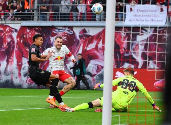 RB Leipzig - Stuttgart Bundesliga Leipzig, 01.11.2025, Red Bull Arena, Fussball, Bundesliga, Spieltag 9 , RB Leipzig vs. VfB Stuttgart , Im Bild v.l.: Luca Jaquez (14, Stuttgart), David Raum (22, RB Leipzig) und Torwart Alexander Nübel Nuebel (33, Stuttgart) ,