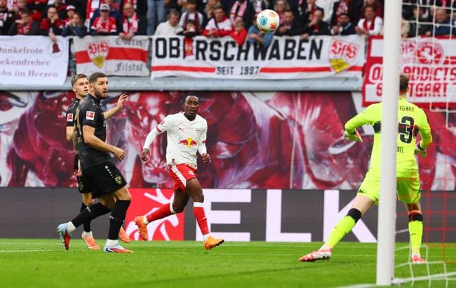 RB Leipzig - Stuttgart Bundesliga Leipzig, 01.11.2025, Red Bull Arena, Fussball, Bundesliga, Spieltag 9 , RB Leipzig vs. VfB Stuttgart , Im Bild v.l.: Jeff Chabot (24, Stuttgart), Yan Diomande (49, RB Leipzig), Torwart Alexander Nübel Nuebel (33, Stuttgart) ,