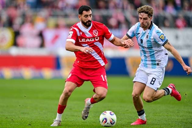 v.li.: Tolcay Cigerci (Cottbus, 10) David Philipp (TSV 1860, 8) im Zweikampf, Duell, duel, tackle, Dynamik, Action, Aktion, 01.11.2025, München (Deutschland), Fussball, 3. Liga, TSV 1860 München - FC Energie Cottbus, DFB DFL REGULATIONS PROHIBIT ANY USE OF PHOTOGRAPHS AS IMAGE SEQUENCES AND OR QUASI-VIDEO.