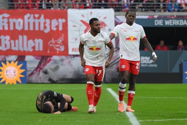 Deniz Undav (VfB Stuttgart) li., Ridle Baku (RB Leipzig) Mitte und Castello Lukeba (RB Leipzig) re. RB Leipzig vs. VfB Stuttgart, Fussball, 1. Bundesliga, 9. Spieltag, Saison 2025 2026, 01.11.2025 DFB DFL REGULATIONS PROHIBIT ANY USE OF PHOTOGRAPHS AS IMAGE SEQUENCES AND OR QUASI-VIDEO RB Leipzig vs. VfB Stuttgart, Fussball, 1. Bundesliga, 9. Spieltag, Saison 2025 2026, 01.11.2025 Leipzig Copyright: xEibner-Pressefoto BertxHarzerx EP_BHR
