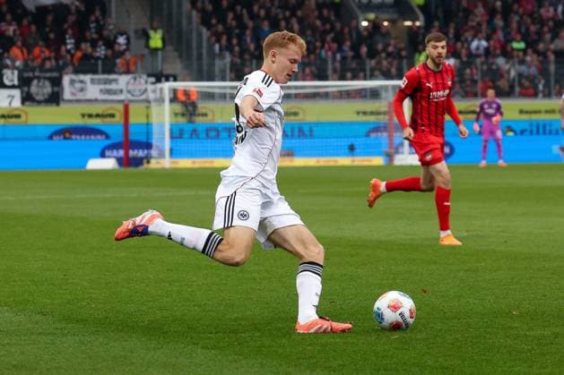 Hugo Larsson 16 (Eintracht Frankfurt) mit einer Hereingabe, dahinter Julian Niehues 16 (1FC Heidenheim 1846), 1.FC Heidenheim 1846 vs. Eintracht Frankfurt, Fussball, Maenner, DFL, Bundesliga, Saison 2025 2026, Voith Arena, 9. Spieltag, 01.11.2025 Heidenheim Baden-Wuerttemberg Deutschland