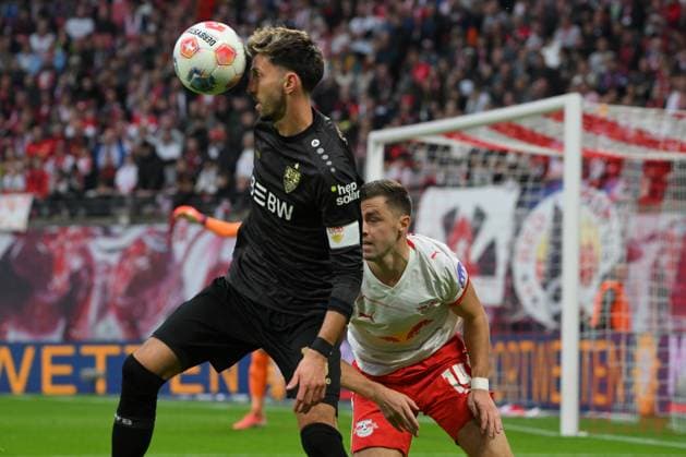 Atakan Karazor (VfB Stuttgart) li. und Christoph Baumgartner (RB Leipzig) re. RB Leipzig vs. VfB Stuttgart, Fussball, 1. Bundesliga, 9. Spieltag, Saison 2025 2026, 01.11.2025 DFB DFL REGULATIONS PROHIBIT ANY USE OF PHOTOGRAPHS AS IMAGE SEQUENCES AND OR QUASI-VIDEO RB Leipzig vs. VfB Stuttgart, Fussball, 1. Bundesliga, 9. Spieltag, Saison 2025 2026, 01.11.2025 Leipzig Copyright: xEibner-Pressefoto BertxHarzerx EP_BHR