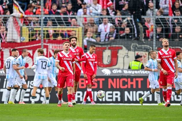 Cottbusser Spieler nach dem Gegentor zum 3:0 enttaeuscht schauend, Enttaeuschung, Frustration, disappointed, pessimistisch, im Hintergrund bejubeln die Spieler des TSV 1860 Muenchen das Tor, 01.11.2025, München (Deutschland), Fussball, 3. Liga, TSV 1860 München - FC Energie Cottbus, DFB DFL REGULATIONS PROHIBIT ANY USE OF PHOTOGRAPHS AS IMAGE SEQUENCES AND OR QUASI-VIDEO.