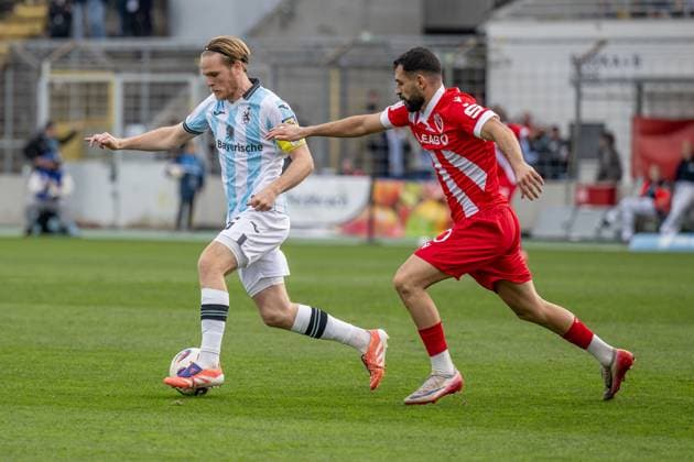 Kampf um den Ball Zweikampf zwischen Thore Jacobsen (TSV 1860 Muenchen, 05) und Tolcay Cigerci (FC Energie Cottbus, 10) GER, TSV 1860 Muenchen vs. FC Energie Cottbus, Fussball, 3. Bundesliga, 13. Spieltag, Saison 2025 2026, 01.11.2025. (DFL DFB REGULATIONS PROHIBIT ANY USE OF PHOTOGRAPHS as IMAGE SEQUENCES and or QUASI-VIDEO). GER, TSV 1860 Muenchen vs. FC Energie Cottbus, Fussball, 3. Bundesliga, 13. Spieltag, Saison 2025 2026, 01.11.2025. Muenchen Copyright: xEibner-Pressefoto HeikexFeinerx EP_HFR