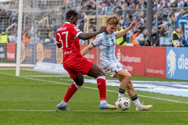 Kampf um den Ball Zweikampf zwischen Merveille Biankadi (FC Energie Cottbus, 37) und Clemens Lippmann (TSV 1860 Muenchen, 41) GER, TSV 1860 Muenchen vs. FC Energie Cottbus, Fussball, 3. Bundesliga, 13. Spieltag, Saison 2025 2026, 01.11.2025. (DFL DFB REGULATIONS PROHIBIT ANY USE OF PHOTOGRAPHS as IMAGE SEQUENCES and or QUASI-VIDEO). GER, TSV 1860 Muenchen vs. FC Energie Cottbus, Fussball, 3. Bundesliga, 13. Spieltag, Saison 2025 2026, 01.11.2025. Muenchen Copyright: xEibner-Pressefoto HeikexFeinerx EP_HFR