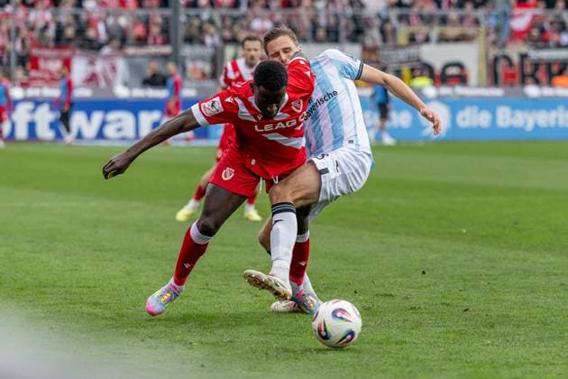 Kampf um den Ball Zweikampf zwischen Siemen Voet (TSV 1860 Muenchen, 03) und Merveille Biankadi (FC Energie Cottbus, 37) GER, TSV 1860 Muenchen vs. FC Energie Cottbus, Fussball, 3. Bundesliga, 13. Spieltag, Saison 2025 2026, 01.11.2025. (DFL DFB REGULATIONS PROHIBIT ANY USE OF PHOTOGRAPHS as IMAGE SEQUENCES and or QUASI-VIDEO). GER, TSV 1860 Muenchen vs. FC Energie Cottbus, Fussball, 3. Bundesliga, 13. Spieltag, Saison 2025 2026, 01.11.2025. Muenchen Copyright: xEibner-Pressefoto HeikexFeinerx EP_HFR