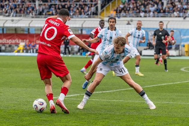 Kampf um den Ball Zweikampf zwischen Tolcay Cigerci (FC Energie Cottbus, 10) und Clemens Lippmann (TSV 1860 Muenchen, 41) GER, TSV 1860 Muenchen vs. FC Energie Cottbus, Fussball, 3. Bundesliga, 13. Spieltag, Saison 2025 2026, 01.11.2025. (DFL DFB REGULATIONS PROHIBIT ANY USE OF PHOTOGRAPHS as IMAGE SEQUENCES and or QUASI-VIDEO). GER, TSV 1860 Muenchen vs. FC Energie Cottbus, Fussball, 3. Bundesliga, 13. Spieltag, Saison 2025 2026, 01.11.2025. Muenchen Copyright: xEibner-Pressefoto HeikexFeinerx EP_HFR