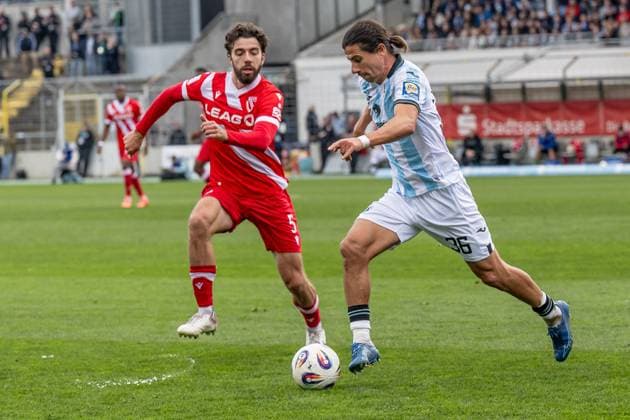 Kampf um den Ball Zweikampf zwischen Dominik Pelivan (FC Energie Cottbus, 5) und Tunay Deniz (TSV 1860 Muenchen, 36) GER, TSV 1860 Muenchen vs. FC Energie Cottbus, Fussball, 3. Bundesliga, 13. Spieltag, Saison 2025 2026, 01.11.2025. (DFL DFB REGULATIONS PROHIBIT ANY USE OF PHOTOGRAPHS as IMAGE SEQUENCES and or QUASI-VIDEO). GER, TSV 1860 Muenchen vs. FC Energie Cottbus, Fussball, 3. Bundesliga, 13. Spieltag, Saison 2025 2026, 01.11.2025. Muenchen Copyright: xEibner-Pressefoto HeikexFeinerx EP_HFR