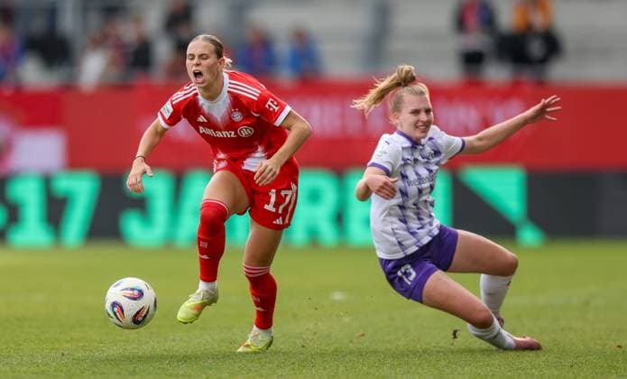 DEU, München, FC Bayern München vs SGS Essen, Google Pixel Frauen Bundesliga, DFB, Saison 2526, FC Bayern Campus, 8. Spieltag im Bild v.l.n.r: Klara Bühl (Bayern München 17), Maike Berentzen (SGS Essen 13), Zweikampf, Schmerzen DFB DFL REGULATIONS PROHIBIT ANY USE OF PHOTOGRAPHS AS IMAGE SEQUENCES AND OR QUASI-VIDEO, 01.11.2025 Copyright: HMBxMedia HendrikxHamelau