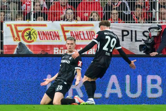 im Bild v.l.: Matthias Ginter (SC Freiburg), Philipp Treu (SC Freiburg), Tor, Treffer, Jubel, Torjubel, Freude, Begeisterung, feiert, nicht gegeben, GER, Berlin, 1. FC Union Berlin vs. SC Freiburg, Bundesliga, Fussball, DFB, Spielzeit 2025 2026, Alte Foersterei, DFB DFL REGULATIONS PROHIBIT ANY USE OF PHOTOGRAPHS AS IMAGE SEQUENCES AND OR QUASI-VIDEO, 01.11.25, Copyright: HMBxMedia UwexKoch