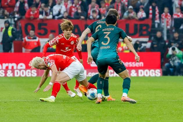 Benedict Hollerbach (1.FSV Mainz, 17), Kaishu Sano (1.FSV Mainz, 06), Yukinari Sugawara (SV Werder Bremen, 03) und Jens Stage (SV Werder Bremen, 06) im Kampf um den Ball , Deutschland, Fussball, 1. Bundesliga, 9.Spieltag, 2025 2026, 1.FSV Mainz vs. Werder Bremen, 01.11.2025, Mewa Arena, Mainz, Deutschland Mainz Mewa Arena Rheinland-Pfalz Deutschland Copyright: xGrantxHubbsx