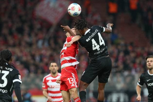 01.11.2025, xtgx, Fussball 1. Bundesliga, 1. FC Union Berlin - SC Freiburg emspor, v.l. Andras Schaefer (Schäfer, Union Berlin, 13), Johan Manzambi (SC Freiburg, 44) Zweikampf, Duell, Kampf, tackle (DFL DFB REGULATIONS PROHIBIT ANY USE OF PHOTOGRAPHS as IMAGE SEQUENCES and or QUASI-VIDEO) Berlin