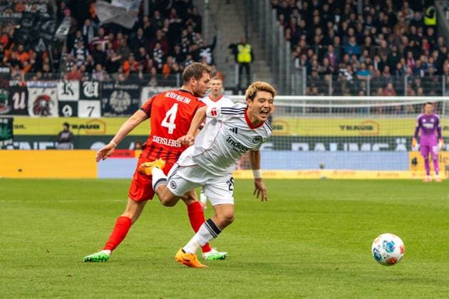 Ritsu Doan (Eintracht Frankfurt, 20) wird von Tim Siersleben (FC Heidenheim, 04) gefoult, GER, 1. FC Heidenheim 1846 vs. Eintracht Frankfurt, Fussball, 1. Bundesliga, 9. Spieltag, Spielzeit 2025 2026, 01.11.2025, DFL REGULATIONS PROHIBIT ANY USE OF PHOTOGRAPHS AS IMAGE SEQUENCES AND OR QUASI-VIDEO, GER, 1. FC Heidenheim 1846 vs. Eintracht Frankfurt, Fussball, 1. Bundesliga, 9. Spieltag, Spielzeit 2025 2026, 01.11.2025, Heidenheim Copyright: xEibner-Pressefoto EdwardxCheungx EP_ECG