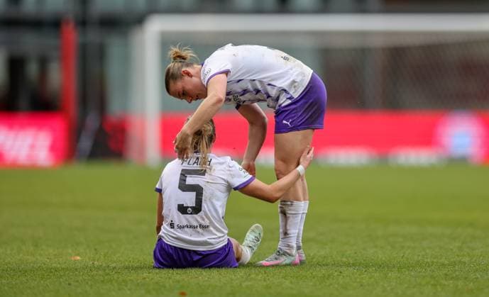 DEU, München, FC Bayern München vs SGS Essen, Google Pixel Frauen Bundesliga, DFB, Saison 2526, FC Bayern Campus, 8. Spieltag im Bild: Enttäuschung bei Paula Flach (SGS Essen 5) nach der Niederlage, Trauer, Emotionen DFB DFL REGULATIONS PROHIBIT ANY USE OF PHOTOGRAPHS AS IMAGE SEQUENCES AND OR QUASI-VIDEO, 01.11.2025 Copyright: HMBxMedia HendrikxHamelau