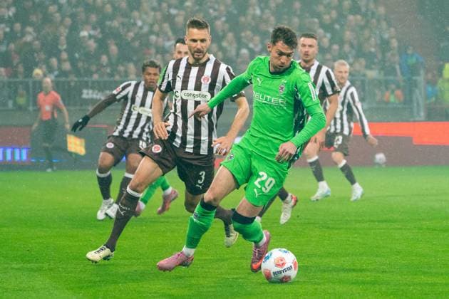 Joe Scally (Borussia Moenchengladbach, 29) im Dribbling gegen Karol Mets (FC St. Pauli, 03), GER, FC St. Pauli vs. Borussia Moenchengladbach, Fussball, Bundesliga, Spieltag 9, Saison 2025 2026, 01.11.2025 DFL REGULATIONS PROHIBIT ANY USE OF PHOTOGRAPHS AS IMAGE SEQUENCES AND OR QUASI-VIDEO GER, FC St. Pauli vs. Borussia Moenchengladbach, Fussball, Bundesliga, Spieltag 9, Saison 2025 2026, 01.11.2025 Hamburg Copyright: xEibner-Pressefoto MaxxVincenx EP_MVN