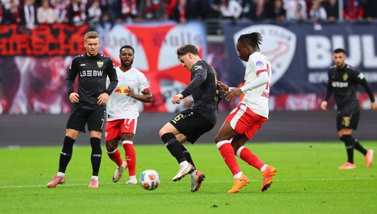 RB Leipzig - Stuttgart Bundesliga Leipzig, 01.11.2025, Red Bull Arena, Fussball, Bundesliga, Spieltag 9 , RB Leipzig vs. VfB Stuttgart , Im Bild v.l.: Angelo Stiller (mi., 6, Stuttgart) vor Yan Diomande (49, RB Leipzig) ,