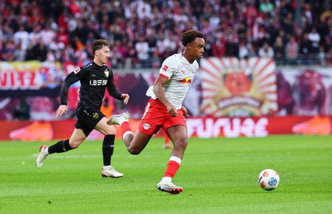 RB Leipzig - Stuttgart Bundesliga Leipzig, 01.11.2025, Red Bull Arena, Fussball, Bundesliga, Spieltag 9 , RB Leipzig vs. VfB Stuttgart , Im Bild: Assan Ouedraogo (20, RB Leipzig) vor Angelo Stiller (6, Stuttgart) ,