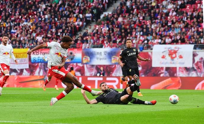 RB Leipzig - Stuttgart Bundesliga Leipzig, 01.11.2025, Red Bull Arena, Fussball, Bundesliga, Spieltag 9 , RB Leipzig vs. VfB Stuttgart , Im Bild v.l.: Assan Ouedraogo (20, RB Leipzig) und Jeff Chabot (24, Stuttgart) ,