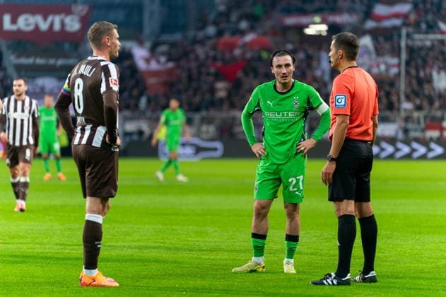 VAR Entscheidung, Videoschiedsrichter, Videobeweis Tor zahelt, Tor zum 0:1 Haris Tabakovic (Borussia Moenchengladbach, 15), Eric Smith (FC St. Pauli, 08) und Rocco Reitz (Borussia Moenchengladbach, 27) warten auf die Entscheidung von Robert Hartmann (Schiedsrichter), GER, FC St. Pauli vs. Borussia Moenchengladbach, Fussball, Bundesliga, Spieltag 9, Saison 2025 2026, 01.11.2025 DFL REGULATIONS PROHIBIT ANY USE OF PHOTOGRAPHS AS IMAGE SEQUENCES AND OR QUASI-VIDEO GER, FC St. Pauli vs. Borussia Moenchengladbach, Fussball, Bundesliga, Spieltag 9, Saison 2025 2026, 01.11.2025 Hamburg Copyright: xEibner-Pressefoto MaxxVincenx EP_MVN