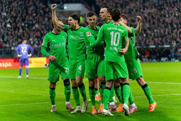 VAR Entscheidung, Videoschiedsrichter, Videobeweis Tor zahelt, Tor zum 0:1, Joe Scally (Borussia Moenchengladbach, 29), Florian Neuhaus (Borussia Moenchengladbach, 10), Haris Tabakovic (Borussia Moenchengladbach, 15), Nico Elvedi (Borussia Moenchengladbach, 30) jubelt Jubel, GER, FC St. Pauli vs. Borussia Moenchengladbach, Fussball, Bundesliga, Spieltag 9, Saison 2025 2026, 01.11.2025 DFL REGULATIONS PROHIBIT ANY USE OF PHOTOGRAPHS AS IMAGE SEQUENCES AND OR QUASI-VIDEO GER, FC St. Pauli vs. Borussia Moenchengladbach, Fussball, Bundesliga, Spieltag 9, Saison 2025 2026, 01.11.2025 Hamburg Copyright: xEibner-Pressefoto MaxxVincenx EP_MVN