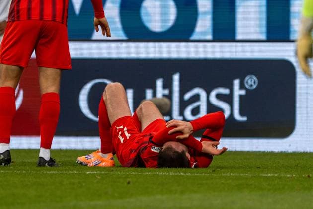 Budu Zivzivadze (FC Heidenheim, 11) liegt am Boden und fasst sich an das Knie, GER, 1. FC Heidenheim 1846 vs. Eintracht Frankfurt, Fussball, 1. Bundesliga, 9. Spieltag, Spielzeit 2025 2026, 01.11.2025, DFL REGULATIONS PROHIBIT ANY USE OF PHOTOGRAPHS AS IMAGE SEQUENCES AND OR QUASI-VIDEO, GER, 1. FC Heidenheim 1846 vs. Eintracht Frankfurt, Fussball, 1. Bundesliga, 9. Spieltag, Spielzeit 2025 2026, 01.11.2025, Heidenheim Copyright: xEibner-Pressefoto EdwardxCheungx EP_ECG