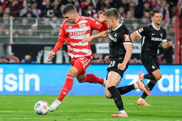 im Bild v.l.: Andrej Ilic (1.FC Union), Matthias Ginter (SC Freiburg), Zweikampf, Action, Kampf, kaempft um den Ball, GER, Berlin, 1. FC Union Berlin vs. SC Freiburg, Bundesliga, Fussball, DFB, Spielzeit 2025 2026, Alte Foersterei, DFB DFL REGULATIONS PROHIBIT ANY USE OF PHOTOGRAPHS AS IMAGE SEQUENCES AND OR QUASI-VIDEO, 01.11.25, Copyright: HMBxMedia UwexKoch