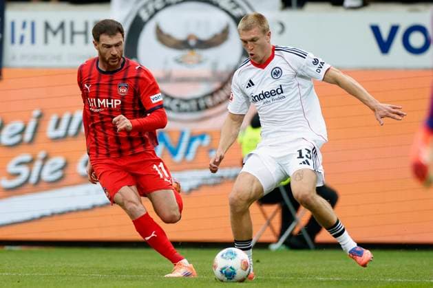 v.l. Budu Zivzivadze (1.FC Heidenheim, 11) und Rasmus Kristensen (Eintracht Frankfurt, 13), 01.11.2025, Fussball, Bundesliga, 1. FC Heidenheim - Eintracht Frankfurt, GER, Heidenheim, Voith-Arena, DFL REGULATIONS PROHIBIT ANY USE OF PHOTOGRAPHS AS IMAGE SEQUENCES AND OR QUASI-VIDEO. Copyright: HMBxMedia xHeikoxBecker