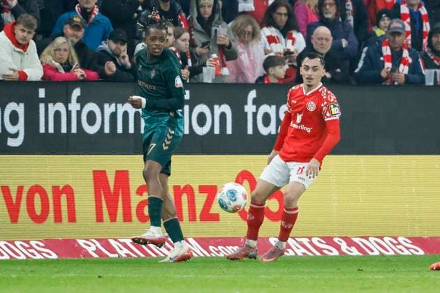 Samuel Mbangula (SV Werder Bremen, 07) und Paul Nebel (1.FSV Mainz, 08) im Kampf um den Ball , Deutschland, Fussball, 1. Bundesliga, 9.Spieltag, 2025 2026, 1.FSV Mainz vs. Werder Bremen, 01.11.2025, Mewa Arena, Mainz, Deutschland Mainz Mewa Arena Rheinland-Pfalz Deutschland Copyright: xGrantxHubbsx
