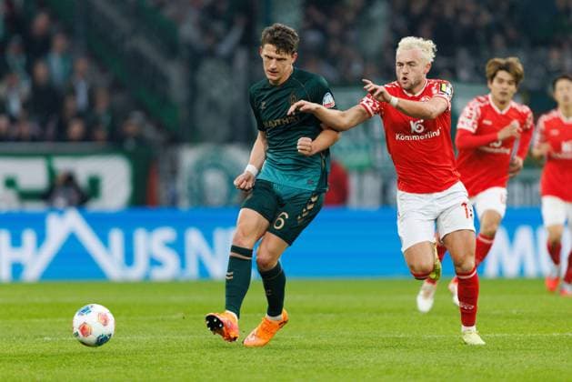 Bendict Hollerbach (FSV Mainz 05) im Zweikampf mit Jens Stage (SV Werder Bremen), FSV Mainz 05 vs SV Werder Bremen, Fussball, 1. Bundesliga, 9. Spieltag, Saison 2025 2026, 01.11.2025 DFB regulations prohibit any use of photographs as image sequences and or quasi-video. FSV Mainz 05 vs SV Werder Bremen, Fussball, 1. Bundesliga, 9. Spieltag, Saison 2025 2026, 01.11.2025 Copyright: xEibner-Pressefoto AlexanderxNeisx EP_ANS