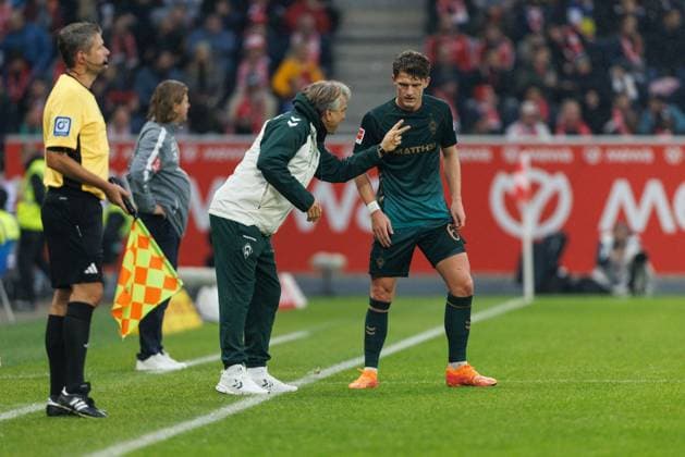 Horst Steffen (Trainer SV Werder Bremen) gibt Jens Stage (SV Werder Bremen) Anweisungen, FSV Mainz 05 vs SV Werder Bremen, Fussball, 1. Bundesliga, 9. Spieltag, Saison 2025 2026, 01.11.2025 DFB regulations prohibit any use of photographs as image sequences and or quasi-video. FSV Mainz 05 vs SV Werder Bremen, Fussball, 1. Bundesliga, 9. Spieltag, Saison 2025 2026, 01.11.2025 Copyright: xEibner-Pressefoto AlexanderxNeisx EP_ANS