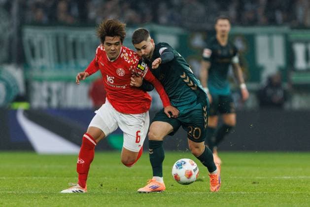 Kaishu Sano (FSV Mainz 05) im Zweikampf mit Romano Schmid (SV Werder Bremen), FSV Mainz 05 vs SV Werder Bremen, Fussball, 1. Bundesliga, 9. Spieltag, Saison 2025 2026, 01.11.2025 DFB regulations prohibit any use of photographs as image sequences and or quasi-video. FSV Mainz 05 vs SV Werder Bremen, Fussball, 1. Bundesliga, 9. Spieltag, Saison 2025 2026, 01.11.2025 Copyright: xEibner-Pressefoto AlexanderxNeisx EP_ANS