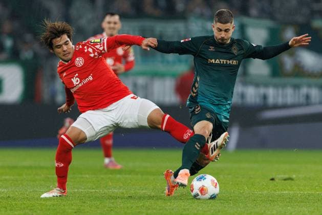 Kaishu Sano (FSV Mainz 05) im Zweikampf mit Romano Schmid (SV Werder Bremen), FSV Mainz 05 vs SV Werder Bremen, Fussball, 1. Bundesliga, 9. Spieltag, Saison 2025 2026, 01.11.2025 DFB regulations prohibit any use of photographs as image sequences and or quasi-video. FSV Mainz 05 vs SV Werder Bremen, Fussball, 1. Bundesliga, 9. Spieltag, Saison 2025 2026, 01.11.2025 Copyright: xEibner-Pressefoto AlexanderxNeisx EP_ANS