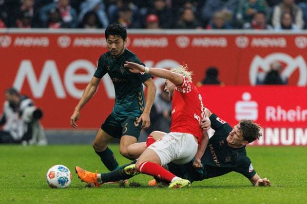 Bendict Hollerbach (FSV Mainz 05) im Zweikampf mit Yukinari Sugawara (SV Werder Bremen) und Amos Pieper (SV Werder Bremen), FSV Mainz 05 vs SV Werder Bremen, Fussball, 1. Bundesliga, 9. Spieltag, Saison 2025 2026, 01.11.2025 DFB regulations prohibit any use of photographs as image sequences and or quasi-video. FSV Mainz 05 vs SV Werder Bremen, Fussball, 1. Bundesliga, 9. Spieltag, Saison 2025 2026, 01.11.2025 Copyright: xEibner-Pressefoto AlexanderxNeisx EP_ANS