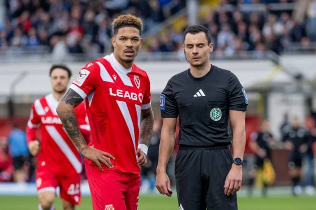 Justin Butler (FC Energie Cottbus, 31) - aufgrund eines offenbar rassistischen Vorfalls von Loewenfans in Bezug auf ihn, musste das Spiel einige Minuten unterbrochen werden, rechts Konrad Oldhafer (Schiedsrichter) GER, TSV 1860 Muenchen vs. FC Energie Cottbus, Fussball, 3. Bundesliga, 13. Spieltag, Saison 2025 2026, 01.11.2025. (DFL DFB REGULATIONS PROHIBIT ANY USE OF PHOTOGRAPHS as IMAGE SEQUENCES and or QUASI-VIDEO). GER, TSV 1860 Muenchen vs. FC Energie Cottbus, Fussball, 3. Bundesliga, 13. Spieltag, Saison 2025 2026, 01.11.2025. Muenchen Copyright: xEibner-Pressefoto HeikexFeinerx EP_HFR