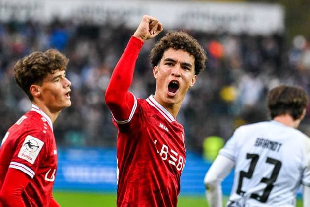 GER, 3. Liga, SSV Ulm 1846 vs VfB Stuttgart II 01.11.2025, Donaustadion, Ulm, GER, 3. Liga, SSV Ulm 1846 vs VfB Stuttgart II, im Bild Noah Darvich (Stuttgart, 31) freut sich nach Spielende, Jubelgeste