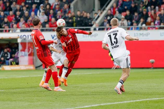 Kopfballduell zwischen Ritsu Doan (Eintracht Frankfurt, 20) l. und Mathias Honsak (1.FC Heidenheim, 17), 01.11.2025, Fussball, Bundesliga, 1. FC Heidenheim - Eintracht Frankfurt, GER, Heidenheim, Voith-Arena, DFL REGULATIONS PROHIBIT ANY USE OF PHOTOGRAPHS AS IMAGE SEQUENCES AND OR QUASI-VIDEO. Copyright: HMBxMedia xHeikoxBecker