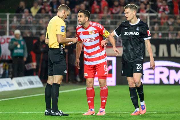 im Bild v.l.: Soeren Storks Schiedsrichter, Rani Khedira (1.FC Union), Matthias Ginter (SC Freiburg),diskutiert, redet, spricht, Entscheidung, GER, Berlin, 1. FC Union Berlin vs. SC Freiburg, Bundesliga, Fussball, DFB, Spielzeit 2025 2026, Alte Foersterei, DFB DFL REGULATIONS PROHIBIT ANY USE OF PHOTOGRAPHS AS IMAGE SEQUENCES AND OR QUASI-VIDEO, 01.11.25, Copyright: HMBxMedia UwexKoch