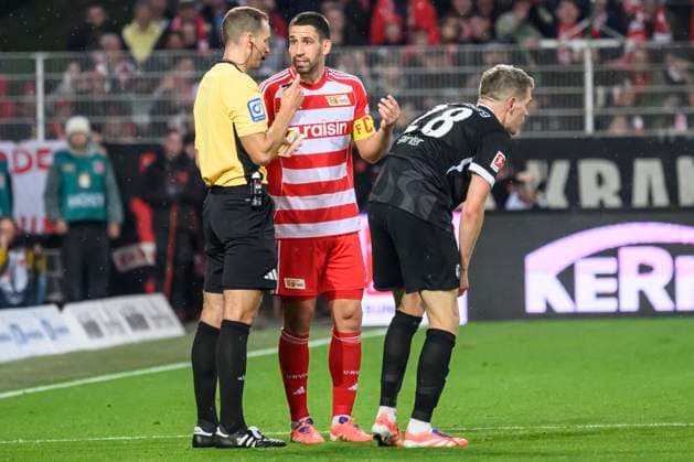 im Bild v.l.: Soeren Storks Schiedsrichter, Rani Khedira (1.FC Union), Matthias Ginter (SC Freiburg),diskutiert, redet, spricht, Entscheidung, GER, Berlin, 1. FC Union Berlin vs. SC Freiburg, Bundesliga, Fussball, DFB, Spielzeit 2025 2026, Alte Foersterei, DFB DFL REGULATIONS PROHIBIT ANY USE OF PHOTOGRAPHS AS IMAGE SEQUENCES AND OR QUASI-VIDEO, 01.11.25, Copyright: HMBxMedia UwexKoch