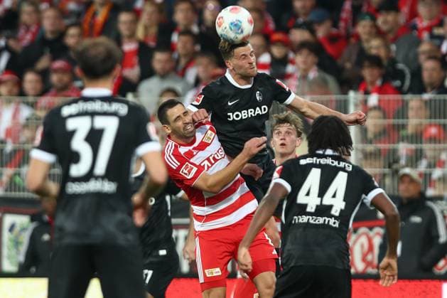 01.11.2025, xtgx, Fussball 1. Bundesliga, 1. FC Union Berlin - SC Freiburg emspor, v.l. Lucas Hoeler (Höler, SC Freiburg, 9) (rechts) trifft Rani Khedira (Union Berlin, 8) mit der Faust im Gesicht Zweikampf, Duell, Kampf, tackle (DFL DFB REGULATIONS PROHIBIT ANY USE OF PHOTOGRAPHS as IMAGE SEQUENCES and or QUASI-VIDEO) Berlin