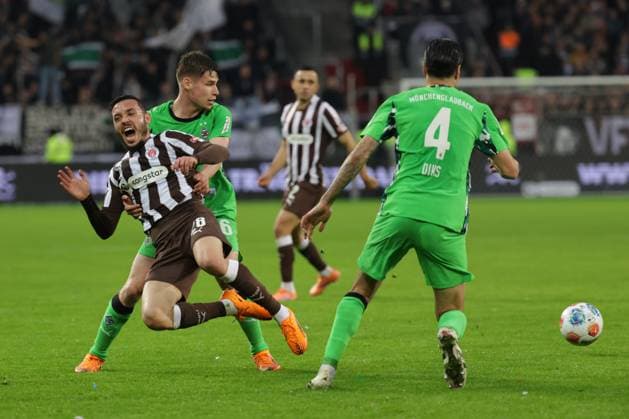GER, Hamburg, Fussball, DFL, FC St. Pauli vs Borussia Moenchengladbach , im Millerntor Stadion , 01.11.2025 , v.l. Lukas Ullrich (Borussia Moenchengladbach ,26) Mathias Pereira Lage (FC St. Pauli ,28) , Kevin Diks (Borussia Moenchengladbach ,4) DFL regulations prohibit any use of photographs as image sequences and or quasi-video. Copyright: HMBxMedia FernandoxSoares