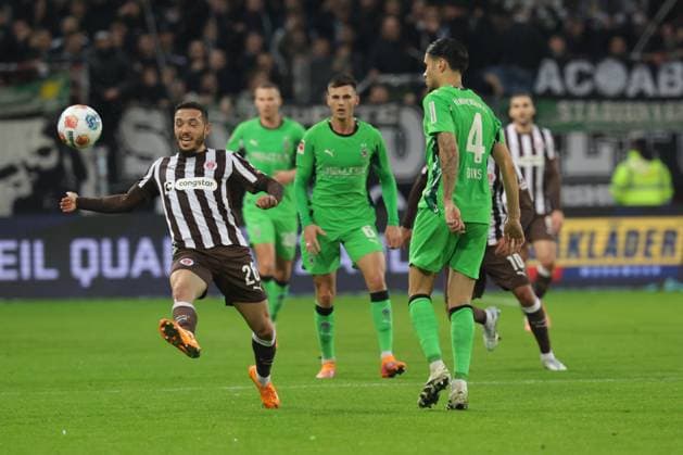GER, Hamburg, Fussball, DFL, FC St. Pauli vs Borussia Moenchengladbach , im Millerntor Stadion , 01.11.2025 , v.l. Mathias Pereira Lage (FC St. Pauli ,28) , Kevin Diks (Borussia Moenchengladbach ,4) DFL regulations prohibit any use of photographs as image sequences and or quasi-video. Copyright: HMBxMedia FernandoxSoares