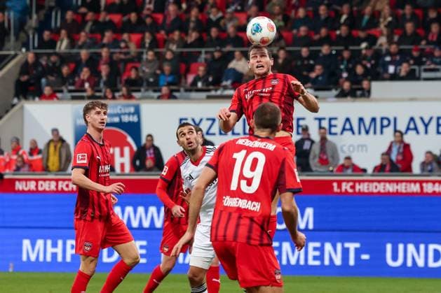 Tim Siersleben 4 (1FC Heidenheim 1846) koepft einen Ball weg, mit Jonas Foehrenbach 19 (1FC Heidenheim 1846) und Jan Schoeppner 3 (1FC Heidenheim 1846) und Ellyes Skhiri 15 (Eintracht Frankfurt), 1.FC Heidenheim 1846 vs. Eintracht Frankfurt, Fussball, Maenner, DFL, Bundesliga, Saison 2025 2026, Voith Arena, 9. Spieltag, 01.11.2025 Heidenheim Baden-Wuerttemberg Deutschland