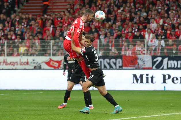 01.11.2025, xtgx, Fussball 1. Bundesliga, 1. FC Union Berlin - SC Freiburg emspor, v.l. Andrej Ilic (Union Berlin, 23), Max Rosenfelder (SC Freiburg, 37) Zweikampf, Duell, Kampf, tackle (DFL DFB REGULATIONS PROHIBIT ANY USE OF PHOTOGRAPHS as IMAGE SEQUENCES and or QUASI-VIDEO) Berlin