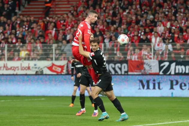 01.11.2025, xtgx, Fussball 1. Bundesliga, 1. FC Union Berlin - SC Freiburg emspor, v.l. Andrej Ilic (Union Berlin, 23), Max Rosenfelder (SC Freiburg, 37) Zweikampf, Duell, Kampf, tackle (DFL DFB REGULATIONS PROHIBIT ANY USE OF PHOTOGRAPHS as IMAGE SEQUENCES and or QUASI-VIDEO) Berlin