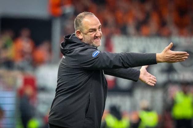 Cheftrainer Frank Schmidt (1FC Heidenheim 1846) gestikuliert energisch, gibt Anweisungen, 1.FC Heidenheim 1846 vs. Eintracht Frankfurt, Fussball, Maenner, DFL, Bundesliga, Saison 2025 2026, Voith Arena, 9. Spieltag, 01.11.2025 Heidenheim Baden-Wuerttemberg Deutschland